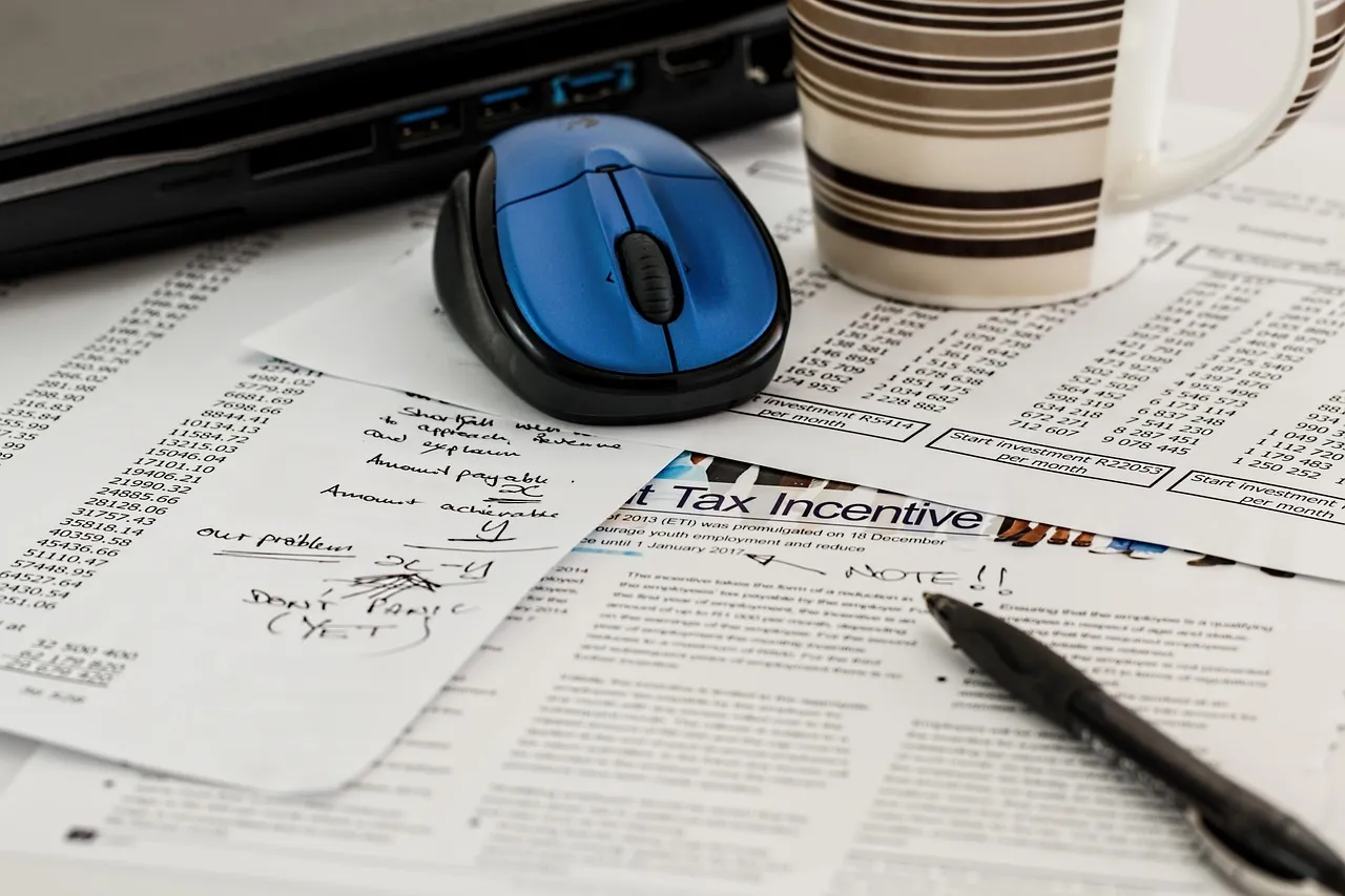 Bookkeeping for solopreneurs: 9 habits that keep your books clean (and your tax bill lower)