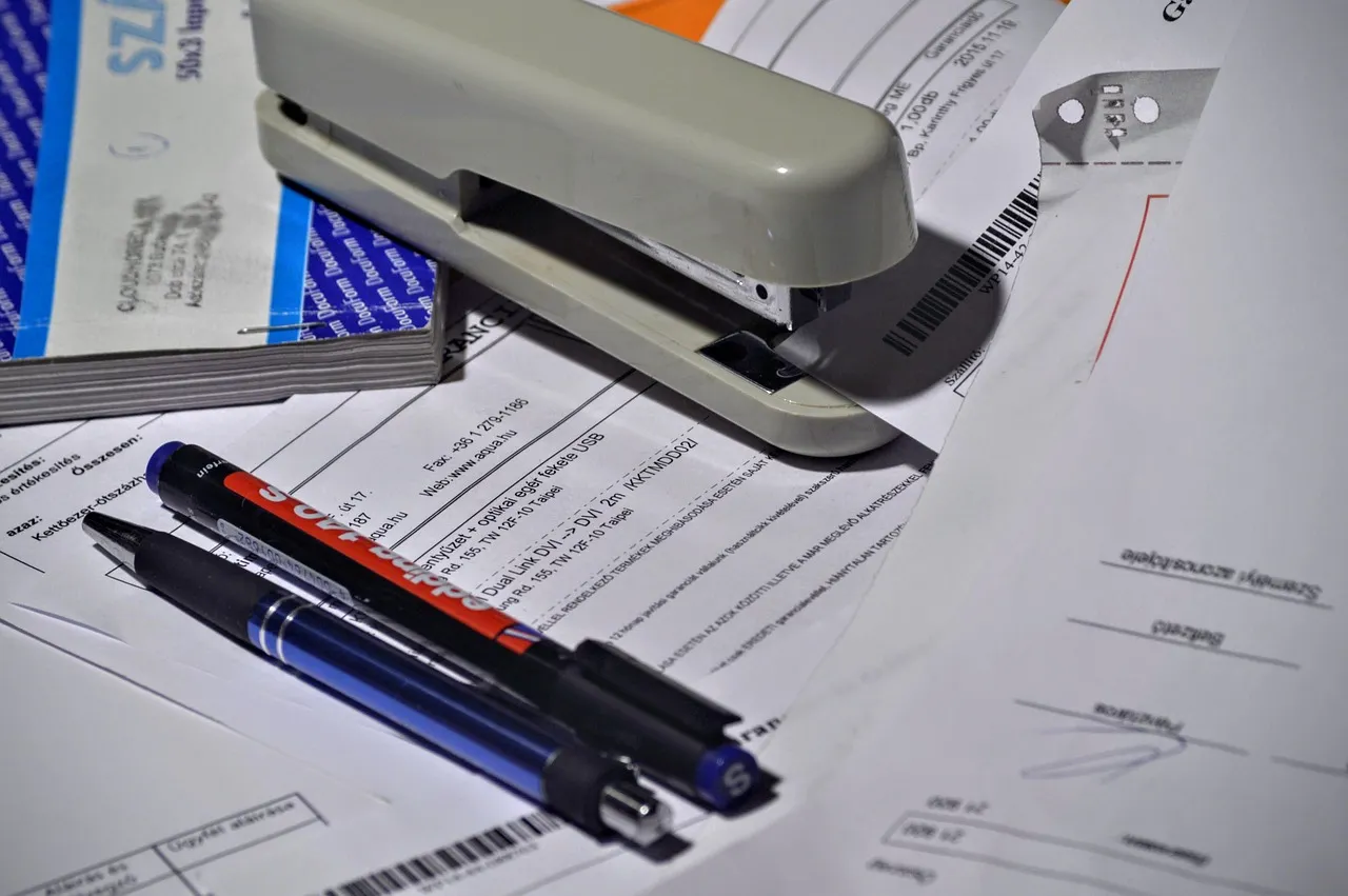 How to write a freelance contract in the EU (2026): the no-lawyer guide